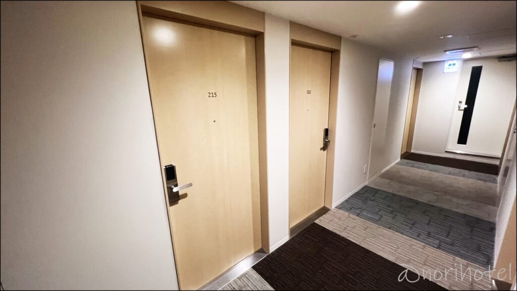 【名鉄イン浜松町ホテル】廊下、部屋のドア｡ドアはオートロック&カードキーを使っての入室で安全【レビュー･口コミ浜松町･大門】