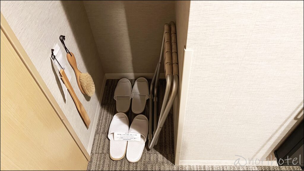 【名鉄イン浜松町ホテル】部屋の入口付近にスリッパ･消臭スプレー･靴ベラがあります【モデレートダブル･レビュー･口コミ浜松町･大門】