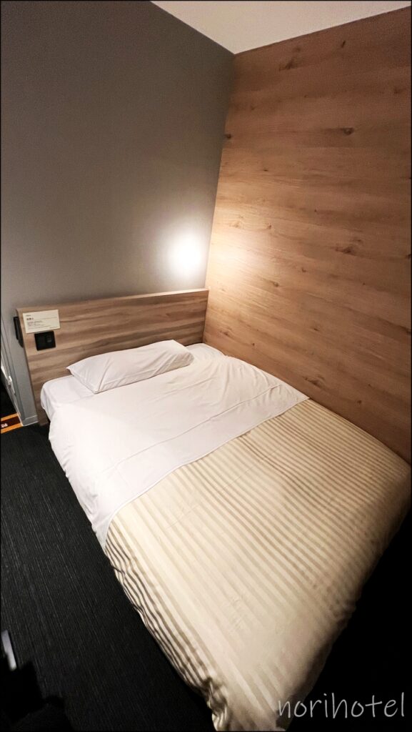【スーパーホテルさいたま大宮】ベッドは眠りを追及した150cm幅のダブルワイドベッドと適度な硬さのマットでぐっすり【スタンダード･シングルルーム･レビュー･口コミ･感想･評価･大宮駅西口】