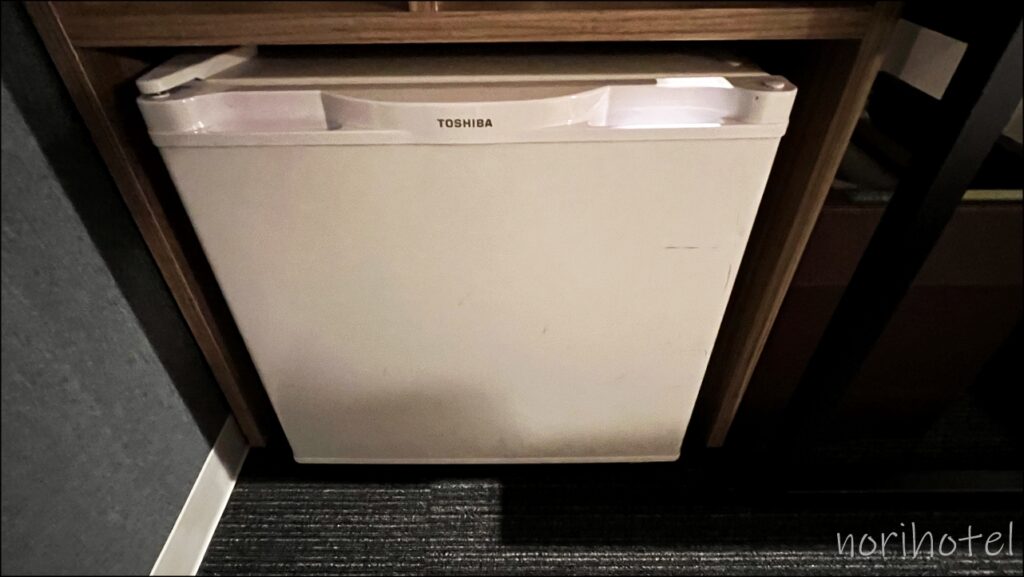 【スーパーホテルさいたま大宮】冷蔵庫は「TOSHIBA(東芝) ホテル用冷蔵庫 ホワイト GR-HB30PT-WU」【スタンダード･シングルルーム･レビュー･口コミ･感想･評価･大宮駅西口】