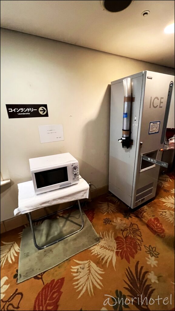【ブリーズベイホテル】電子レンジと製氷機がエレベーター前にあります【スタンダードダブルルーム･レビュー･口コミ･感想･横浜桜木町】