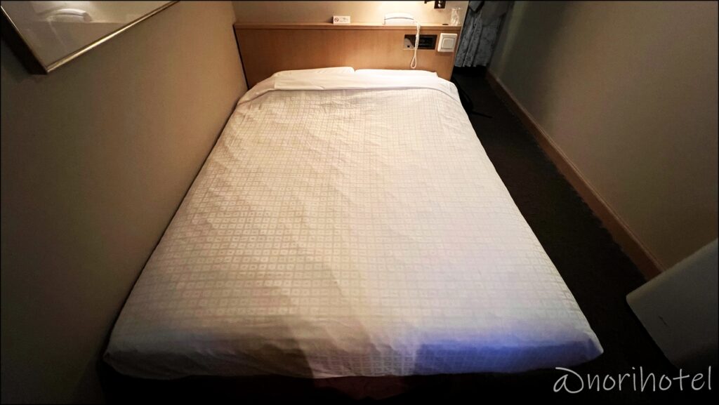 【ブリーズベイホテル】ベッドは最高級マットレス「サータ社製」仕様で160cmゆったり大きいダブルベッド【スタンダードダブルルーム･レビュー･口コミ・感想･横浜桜木町】