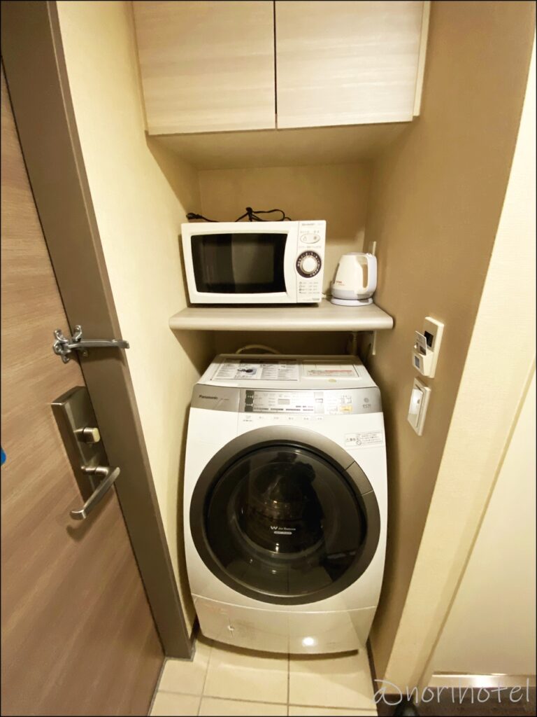【東急ステイ池袋】ドラム式洗濯機と電子レンジが部屋の入口にあります【セミダブルA･レビュー･口コミ・感想】