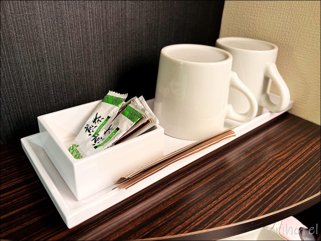 ホテルゲストワン上野駅前の部屋にお茶や紅茶のティーバッグも置かれています
