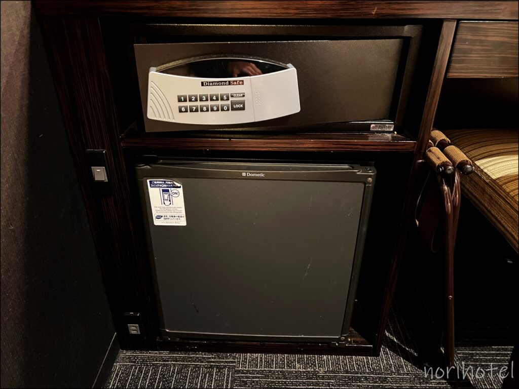【ホテルゲストワン上野駅前】冷蔵庫は使いやすい「DOMETIC ドメティック 小型冷蔵庫 ミニバー RH423LDA」【ワイドシングル･レビュー･口コミ･上野】