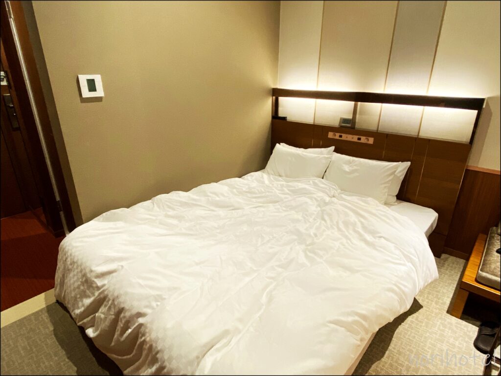 【カンデオホテルズ大宮】ベッドはシモンズ社製の160cm幅のクイーンサイズの大きいベッド【クイーンルーム･レビュー･口コミ･感想･評価･CANDEO HOTELS大宮駅西口】