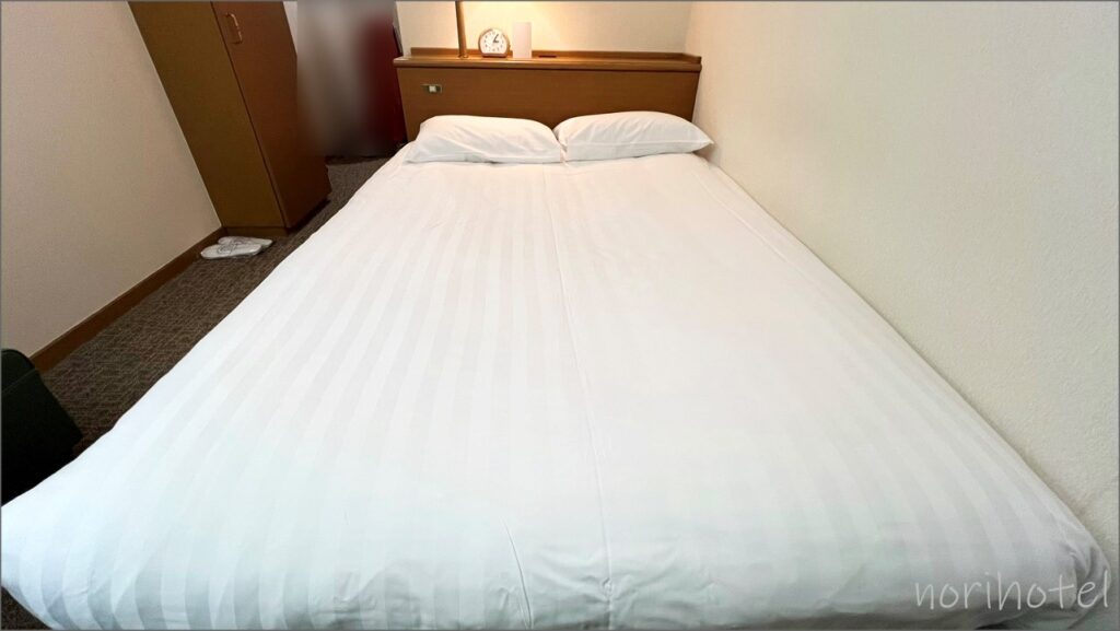 第一イン池袋ホテルのベッドはSealy社製の幅135cm×長さ200cmのセミダブルサイズの大きいベッド【レビュー･口コミ･感想･評価】