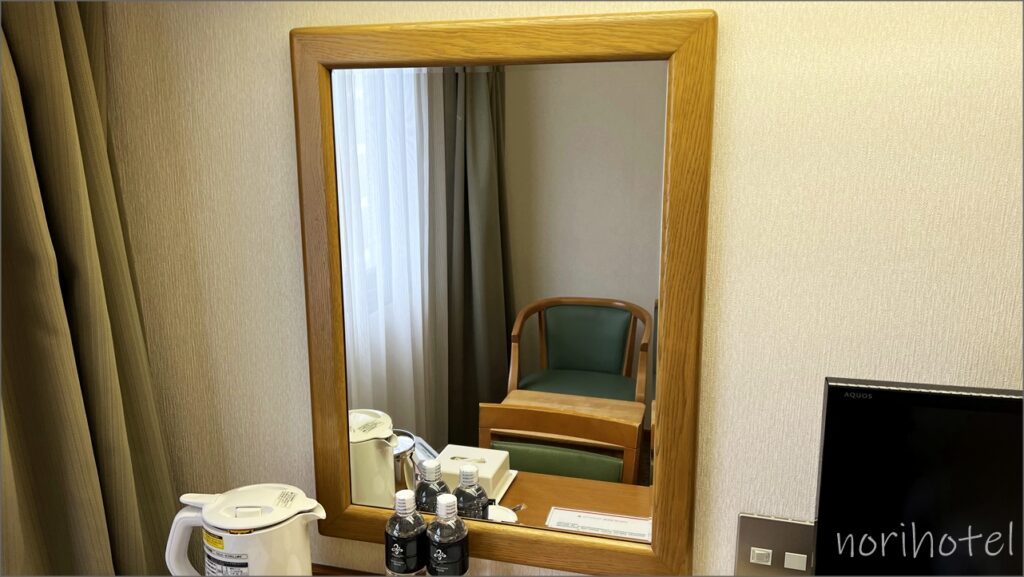 第一イン池袋ホテルのデスクに色々なものがコンパクトに収まっている。大きな鏡が便利！【セミダブルルーム･レビュー･口コミ･感想･評価】