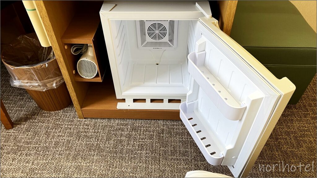 第一イン池袋ホテルの冷蔵庫は「アルメックス ホテル用冷蔵庫」【セミダブルルーム･レビュー･口コミ･感想･評価】