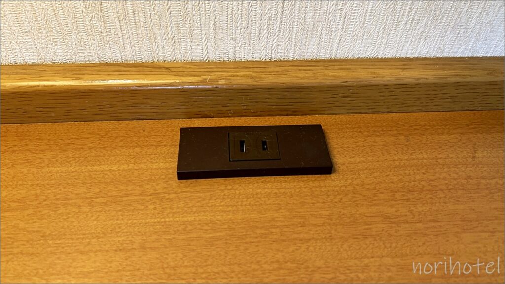 第一イン池袋ホテルのベッド脇のスイッチ・コントローラー