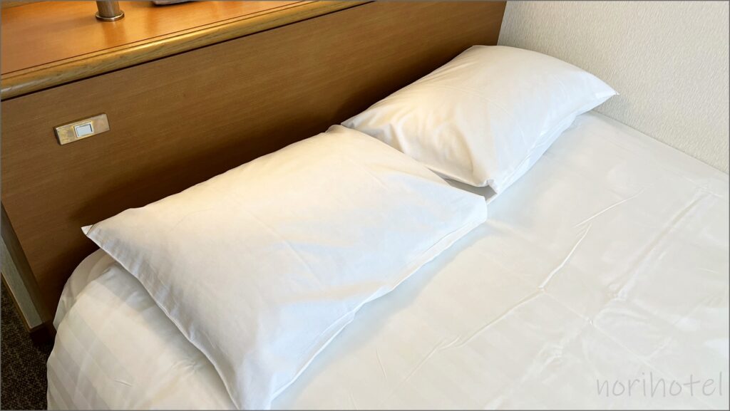 第一イン池袋ホテルのベッドはSealy社製の幅135cm×長さ200cmのセミダブルサイズの大きいベッド【レビュー･口コミ･感想･評価】