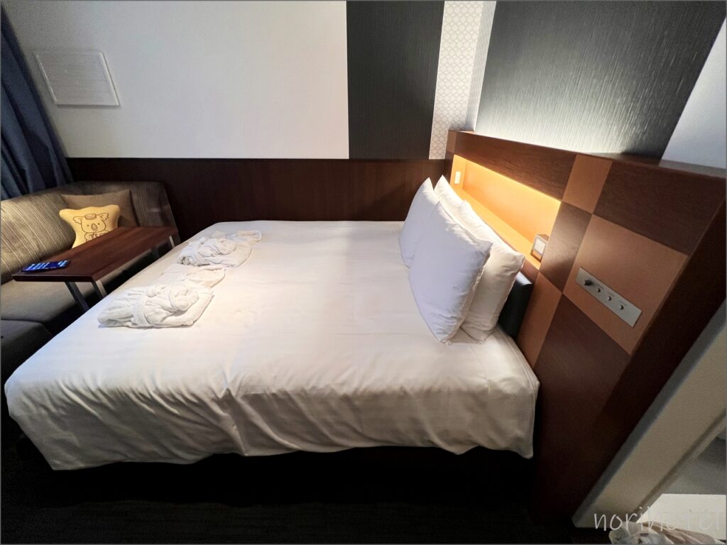 ロッテシティホテル錦糸町のベッドはシモンズ社製の幅160cm×195cmのゆったりセミダブルサイズの大きいベッド【レビュー･口コミ･感想･評価】