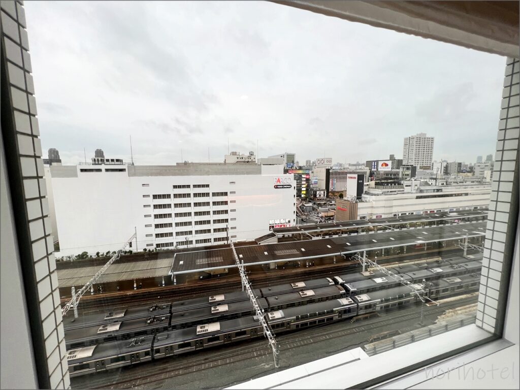 ロッテシティホテル錦糸町の窓･カーテン、部屋からは電車がたくさん見えるので電車好きは最高に嬉しい【ワイドシングルルーム･レビュー･口コミ･感想･評価】