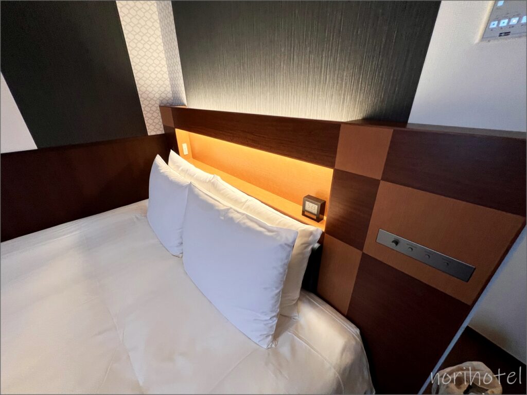 ロッテシティホテル錦糸町のベッドはシモンズ社製の幅160cm×195cmのゆったりセミダブルサイズの大きいベッド【レビュー･口コミ･感想･評価】