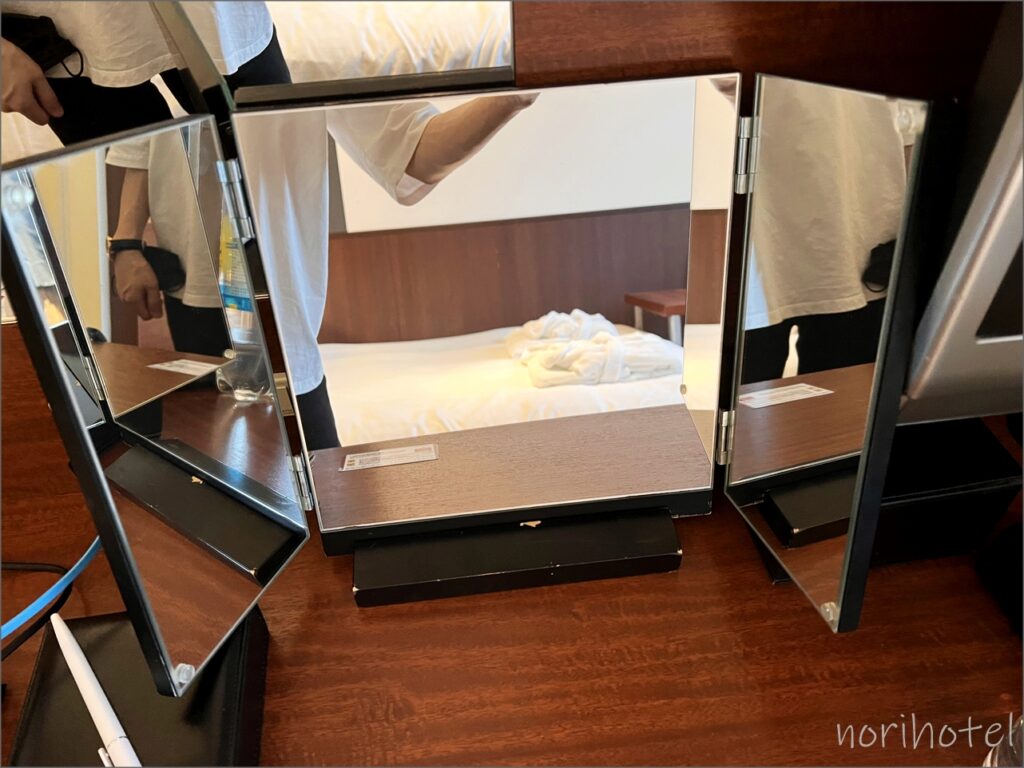 ロッテシティホテル錦糸町は大きなメイクアップミラーがあります。三面鏡もあって便利【ワイドシングルルーム･レビュー･口コミ･感想･評価】