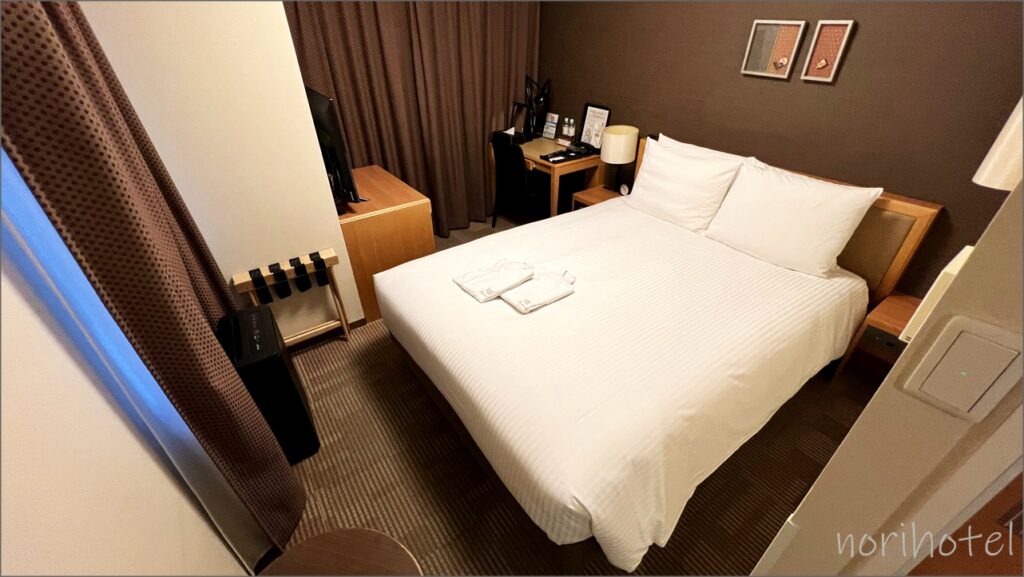 リッチモンドホテル浅草のベッドはシモンズ社製の幅152cmのゆったりモデレートダブルサイズの大きいベッド【宿泊レビュー･口コミ･感想･評価】