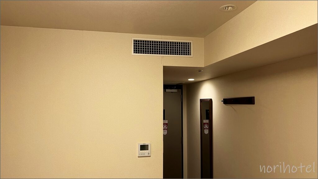 リッチモンドホテル浅草のエアコンは「MITSUBISHI製」の埋め込み型で部屋がスッキリして広くなる【モデレートダブル･宿泊レビュー･口コミ･感想･評価】