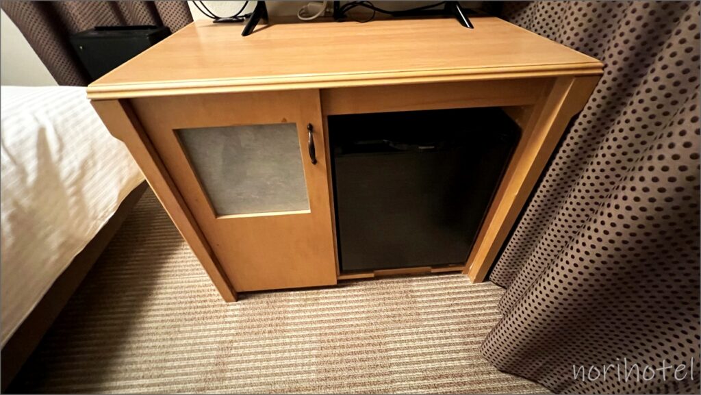 リッチモンドホテル浅草のテレビ台に冷蔵庫やティーセットがコンパクトに収まっています。【モデレートダブル宿泊レビュー･口コミ･感想･評価】