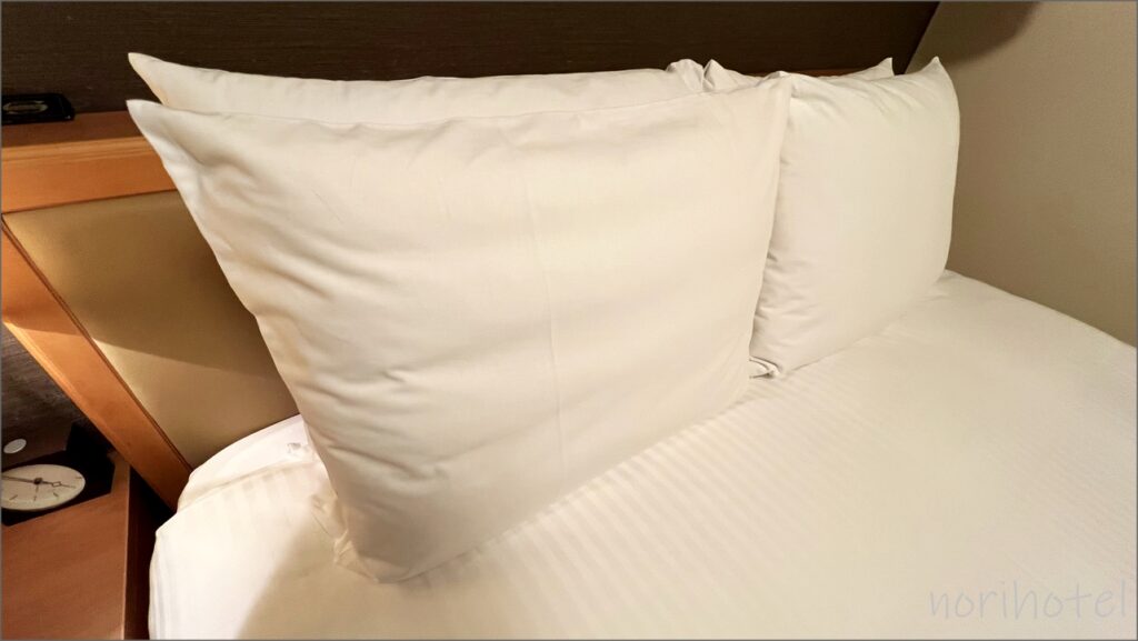リッチモンドホテル浅草のベッドはシモンズ社製の幅152cmのゆったりモデレートダブルサイズの大きいベッド【宿泊レビュー･口コミ･感想･評価】