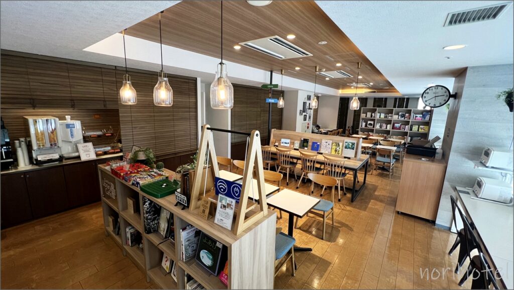 コンフォートホテル東京清澄白河のComfort Library Cafe(コンフォートライブラリーカフェ)が素晴らしい！ウェルカムドリンクもコーヒーも紅茶もあり、くつろげるスペース【宿泊レビュー･口コミ･感想･評価】