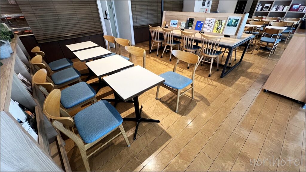 コンフォートホテル東京清澄白河のComfort Library Cafe(コンフォートライブラリーカフェ)が素晴らしい！ウェルカムドリンクもコーヒーも紅茶もあり、くつろげるスペース【宿泊レビュー･口コミ･感想･評価】