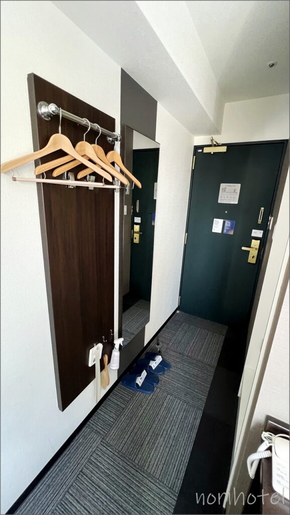 コンフォートホテル東京清澄白河の廊下&部屋の入口付近はワードローブがありスリッパ･消臭スプレー･靴ベラがあります【ダブルエコノミー宿泊レビュー･口コミ･感想･評価】