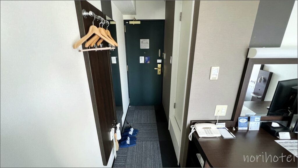 コンフォートホテル東京清澄白河の廊下&部屋の入口付近はワードローブがありスリッパ･消臭スプレー･靴ベラがあります【ダブルエコノミー宿泊レビュー･口コミ･感想･評価】