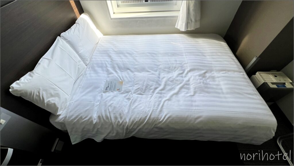 コンフォートホテル東京清澄白河のダブルエコノミーのベッドはサータ社製の幅140cmのゆったりダブルサイズの大きいベッド【宿泊レビュー･口コミ･感想･評価】