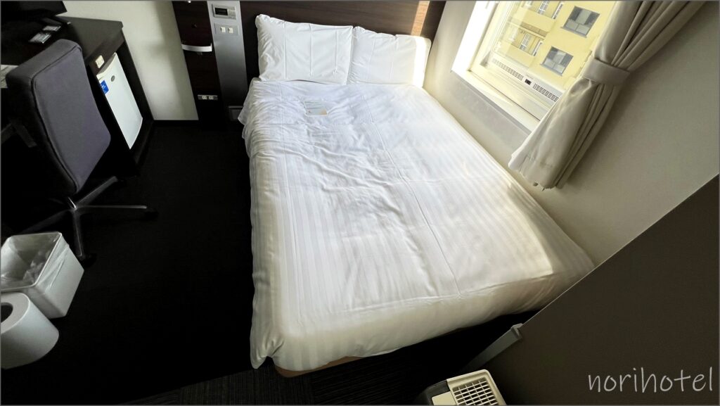 コンフォートホテル東京清澄白河のダブルエコノミーのベッドはサータ社製の幅140cmのゆったりダブルサイズの大きいベッド【宿泊レビュー･口コミ･感想･評価】