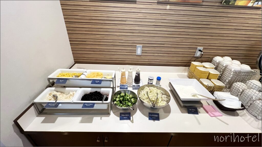 コンフォートホテル東京清澄白河の朝食はサラダ、ヨーグルト、果物もしっかり揃っています【朝食ビュッフェ･宿泊レビュー･口コミ･感想･評価】