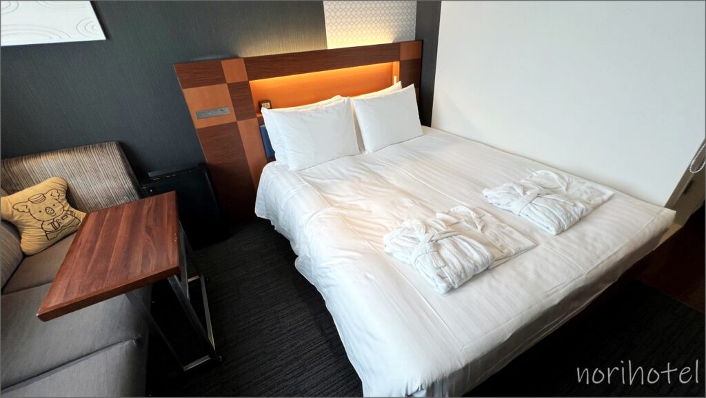 ロッテシティホテル錦糸町のPremium Double(プレミアムダブル)のベッドはシモンズ社製の幅160cm×195cmのゆったりセミダブルサイズの大きいベッド【宿泊レビュー･口コミ･感想･評価】
