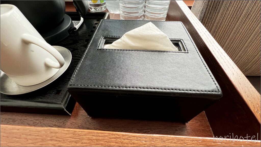 ロッテシティホテル錦糸町のサイドテーブルにはカップや電気ケトル、ティッシュが置かれている【Premium Double(プレミアムダブル)･宿泊レビュー･口コミ･感想･評価】