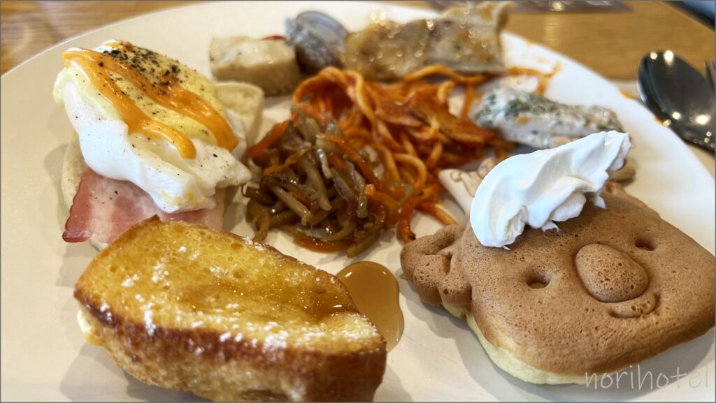 ロッテシティホテル錦糸町の朝食はどれも美味しそうなので、たくさんの種類をお皿に盛りました