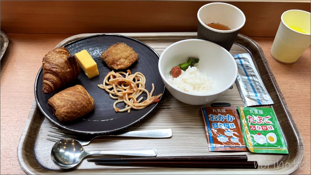 スーパーホテル秋葉原・末広町の朝食はどれも美味しそうなので、たくさんの種類をお皿に盛りました！