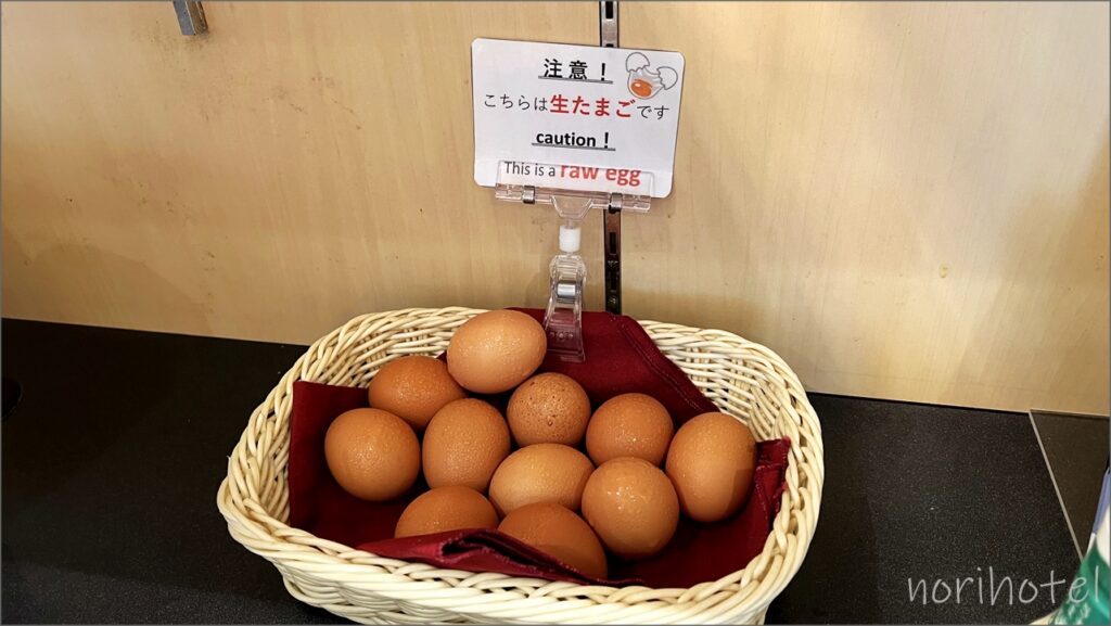 スーパーホテル秋葉原・末広町の朝食はご飯のお供の納豆や生たまごとゆでたまご、梅干し、漬物、味付け海苔、ふりかけも用意されています【朝食ビュッフェ･宿泊レビュー･口コミ･感想･評価】