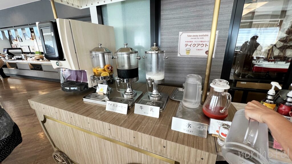 横浜桜木町ワシントンホテルの朝食のドリンクコーナーが充実！ソフトドリンク、コーヒー、紅茶、牛乳などなんでもあります！【朝食ビュッフェ･宿泊レビュー･口コミ･感想･評価】