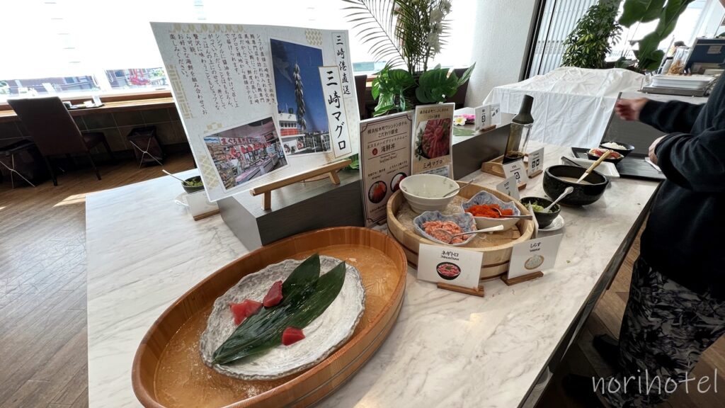 横浜桜木町ワシントンホテルの朝食の三崎マグロ、ネギトロ、しらすで海鮮丼、マグロ・イカの握り寿司、お刺身が美味しい！【朝食ビュッフェ･宿泊レビュー･口コミ･感想･評価】