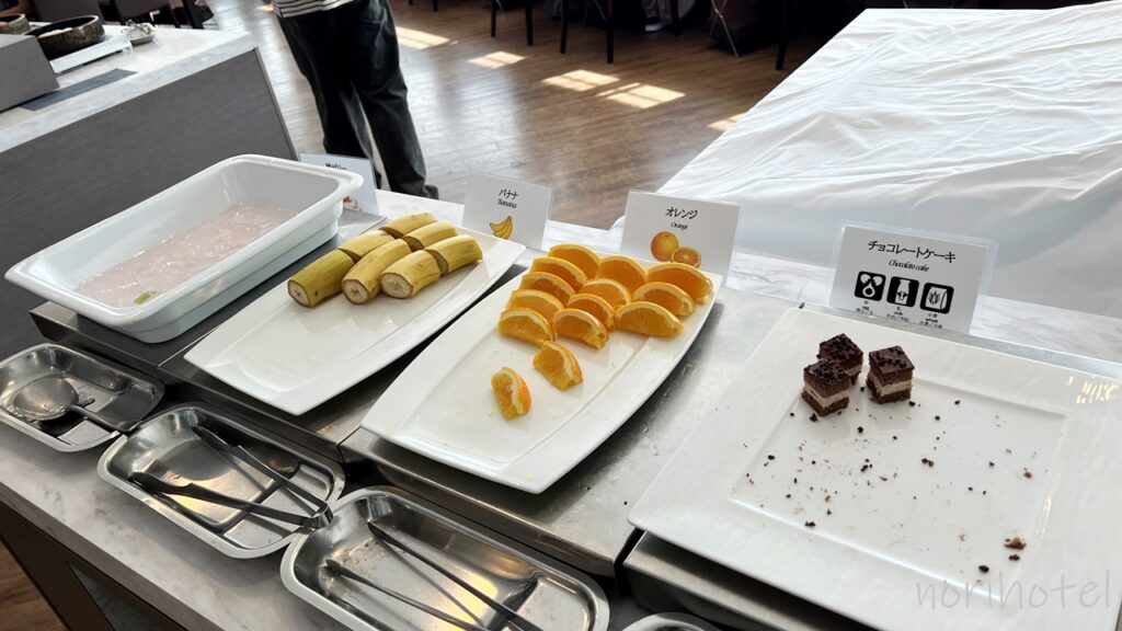 横浜桜木町ワシントンホテルの朝食のデザートコーナーはケーキもフルーツ、パンケーキに桃のゼリーもあって大満足【朝食ビュッフェ･宿泊レビュー･口コミ･感想･評価】