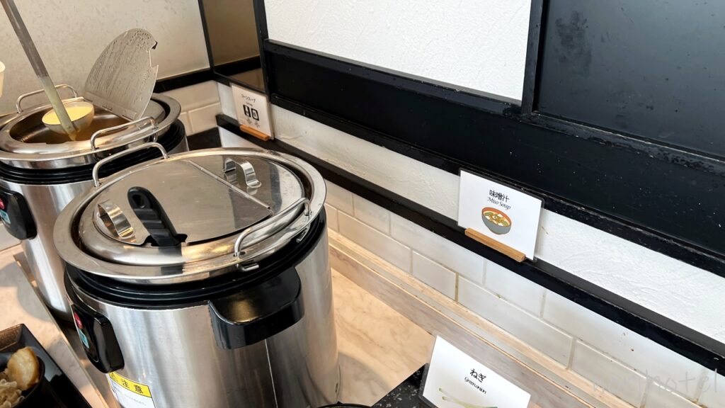 横浜桜木町ワシントンホテルの朝食の和食コーナーのうどんや納豆、サバの塩焼きなど美味しそう！【朝食ビュッフェ･宿泊レビュー･口コミ･感想･評価】