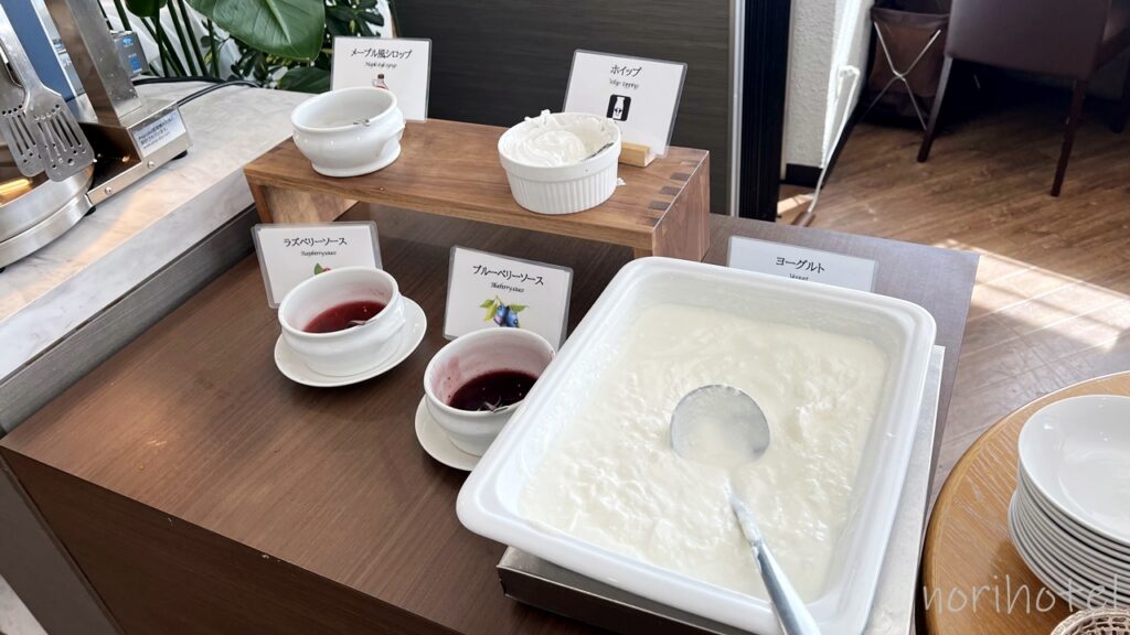 横浜桜木町ワシントンホテルの朝食のデザートコーナーはケーキもフルーツ、パンケーキに桃のゼリーもあって大満足【朝食ビュッフェ･宿泊レビュー･口コミ･感想･評価】