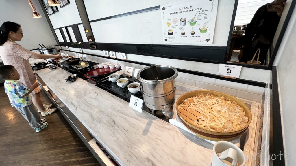 横浜桜木町ワシントンホテルの朝食の和食コーナーのうどんや納豆、サバの塩焼きなど美味しそう！【朝食ビュッフェ･宿泊レビュー･口コミ･感想･評価】