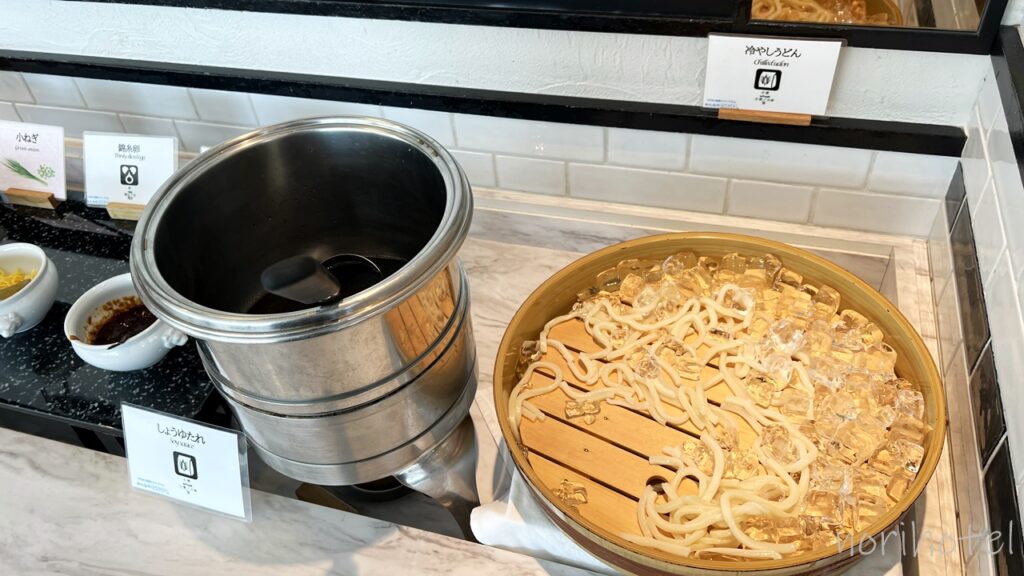 横浜桜木町ワシントンホテルの朝食の和食コーナーのうどんや納豆、サバの塩焼きなど美味しそう！【朝食ビュッフェ･宿泊レビュー･口コミ･感想･評価】