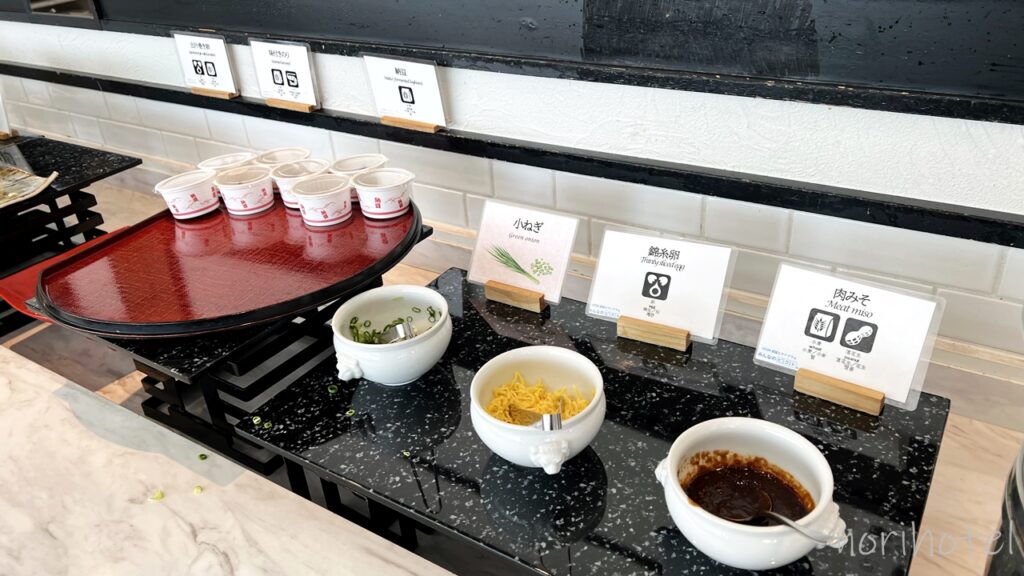 横浜桜木町ワシントンホテルの朝食の和食コーナーのうどんや納豆、サバの塩焼きなど美味しそう！【朝食ビュッフェ･宿泊レビュー･口コミ･感想･評価】