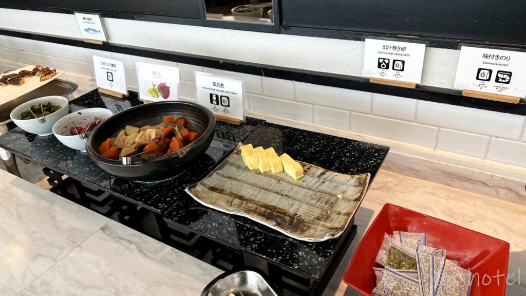 横浜桜木町ワシントンホテルの朝食の和食コーナーのうどんや納豆、サバの塩焼きなど美味しそう！【朝食ビュッフェ･宿泊レビュー･口コミ･感想･評価】