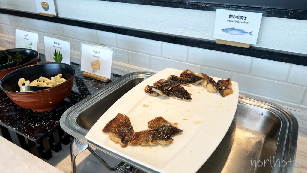 横浜桜木町ワシントンホテルの朝食の和食コーナーのうどんや納豆、サバの塩焼きなど美味しそう！【朝食ビュッフェ･宿泊レビュー･口コミ･感想･評価】