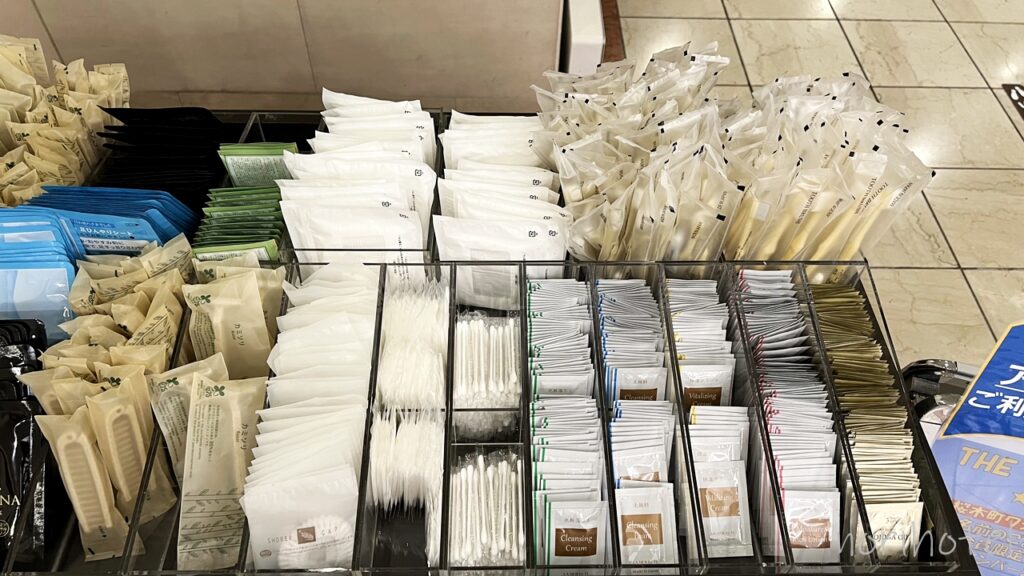 横浜桜木町ワシントンホテルのアメニティは化粧落とし / 洗顔料 / 化粧水 / 保湿クリーム / 保湿オイル、フェイスマスク、足ひんやりシートなど一通り用意してくれてとても嬉しい！【レビュー･口コミ･感想･評価】