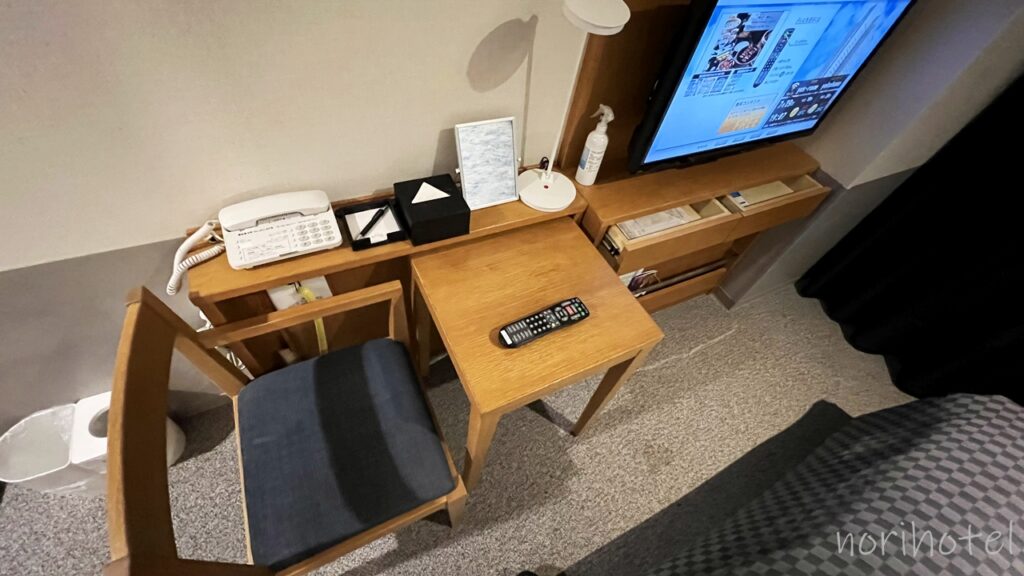 横浜桜木町ワシントンホテルのデスクの周りに色々なものがコンパクトに収まっている。大きな鏡が便利！【スタンダードダブルルーム･レビュー･口コミ･感想･評価】