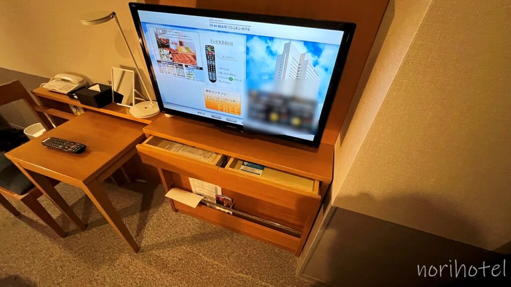 横浜桜木町ワシントンホテルのデスクの周りに色々なものがコンパクトに収まっている。大きな鏡が便利！【スタンダードダブルルーム･レビュー･口コミ･感想･評価】