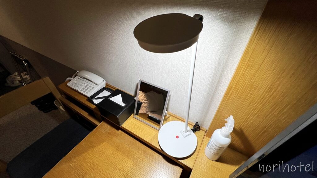 横浜桜木町ワシントンホテルのデスクの周りに色々なものがコンパクトに収まっている。大きな鏡が便利！【スタンダードダブルルーム･レビュー･口コミ･感想･評価】