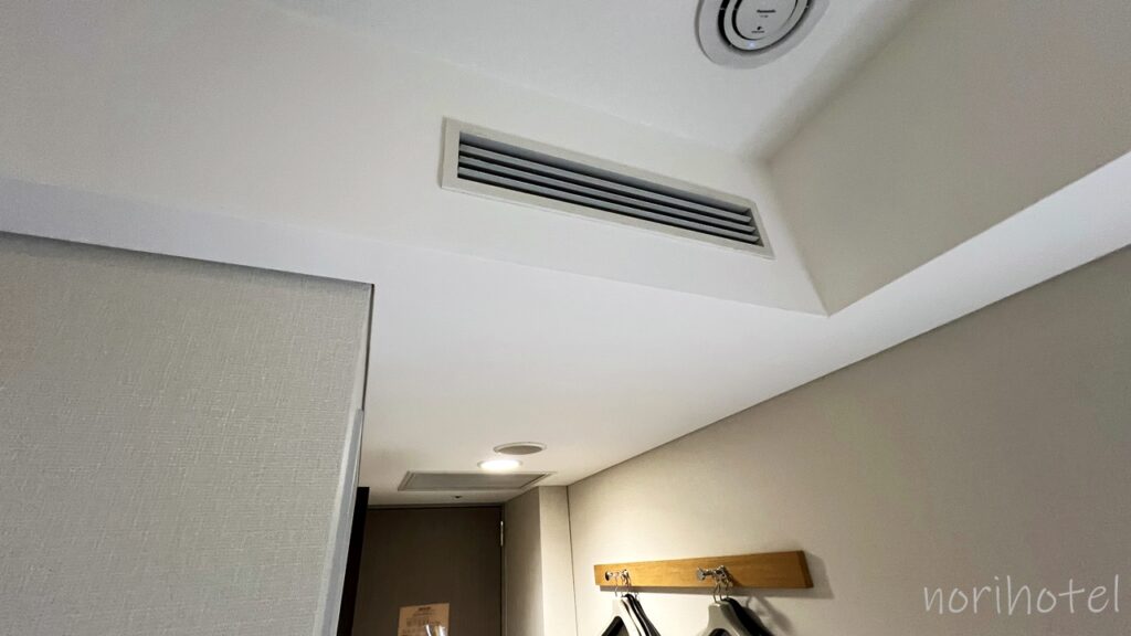 横浜桜木町ワシントンホテルのエアコンは埋め込み型で部屋がスッキリして広くなる【スタンダードダブルルーム･レビュー･口コミ･感想･評価】
